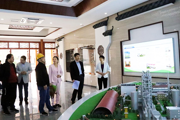 調研組參觀(guān)主廠(chǎng)房一樓展示廳、智能中央控制室01.jpg